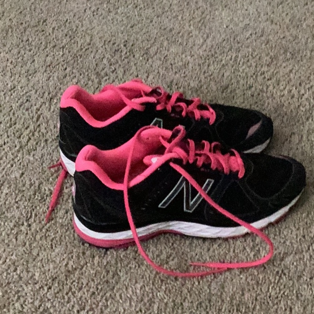 New Balance 790 Black and Pink Athletic Shoes with Mesh Upper